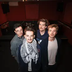 Poslechněte si interpreta Blue Vultures, sledujte hudební videa, přečtěte si životopis, podívejte se na data turné a další informace.