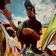 Poslechněte si interpreta Zinga, sledujte hudební videa, přečtěte si životopis, podívejte se na data turné a další informace.