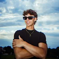 Ascolta undefined, guarda video musicali, leggi la biografia, vedi le date del tour & altro!