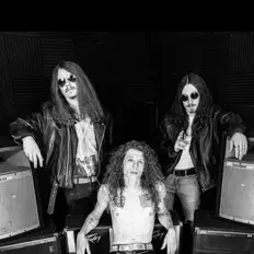 收听 Better Think Twice、观看音乐视频、阅读小传、查看巡演日期等 ！