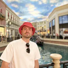 Luister naar Wthtbrdrs, bekijk muziekvideo's, lees de bio, bekijk de tourdata, en meer!