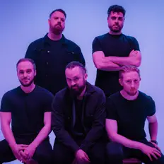 Hör dir Tiberius an, schau dir Musikvideos an, lies die Biografie, finde Tourdaten und mehr!