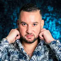 收听 undefined、观看音乐视频、阅读小传、查看巡演日期等 ！