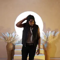 Ascolta undefined, guarda video musicali, leggi la biografia, vedi le date del tour & altro!
