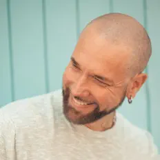 聆聽 Nicolas Versan、觀看音樂影片、閱讀小傳、查看巡演日期等！