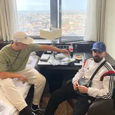 聆聽 UVT、觀看音樂影片、閱讀小傳、查看巡演日期等！