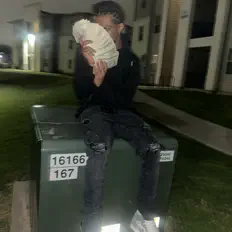 Luh Dolo을(를) 듣고, 뮤직 비디오를 보고, 약력을 읽고, 투어 일정 등을 확인하세요!