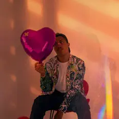 Escucha a Yannis, mira videos musicales, lee su biografía, consulta las fechas de las gira y más.