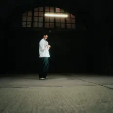 Escucha a John Min, mira videos musicales, lee su biografía, consulta las fechas de las gira y más.