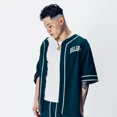 聆聽 AtAru、觀看音樂影片、閱讀小傳、查看巡演日期等！