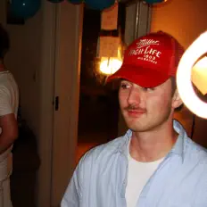 Yoshi을(를) 듣고, 뮤직 비디오를 보고, 약력을 읽고, 투어 일정 등을 확인하세요!