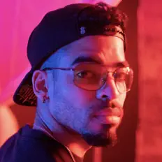 Phyzikalを聴いたり、ミュージックビデオを鑑賞したり、経歴やツアー日程などを確認したりしましょう！