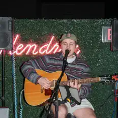 The Marshを聴いたり、ミュージックビデオを鑑賞したり、経歴やツアー日程などを確認したりしましょう！