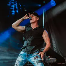 Ascolta Shannon Noll, guarda video musicali, leggi la biografia, vedi le date del tour & altro!