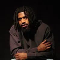 Ascolta undefined, guarda video musicali, leggi la biografia, vedi le date del tour & altro!