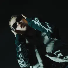 聆聽 Clavis、觀看音樂影片、閱讀小傳、查看巡演日期等！