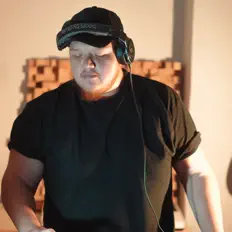 聆聽 Gerstronik、觀看音樂影片、閱讀小傳、查看巡演日期等！