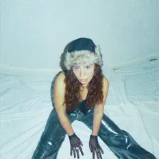 Favihを聴いたり、ミュージックビデオを鑑賞したり、経歴やツアー日程などを確認したりしましょう！