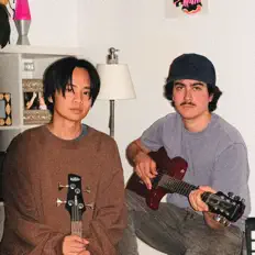 Room Tone을(를) 듣고, 뮤직 비디오를 보고, 약력을 읽고, 투어 일정 등을 확인하세요!