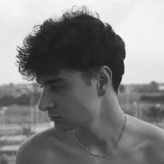 聆聽 sped up + slowed by Victor Pizarro、觀看音樂影片、閱讀小傳、查看巡演日期等！