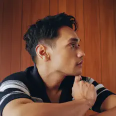 Hör dir Afgan an, schau dir Musikvideos an, lies die Biografie, finde Tourdaten und mehr!