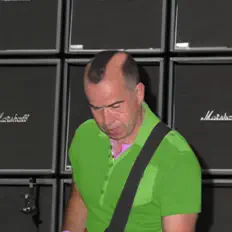 Hör dir Barry Bluebum an, schau dir Musikvideos an, lies die Biografie, finde Tourdaten und mehr!