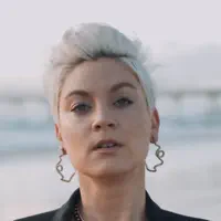 Escucha a undefined, mira videos musicales, lee su biografía, consulta las fechas de las gira y más.