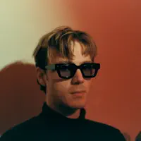 Ascolta undefined, guarda video musicali, leggi la biografia, vedi le date del tour & altro!