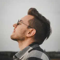 Écoutez Julius Huth, regardez des vidéoclips, lisez la biographie, consultez les dates de tournée et plus encore !