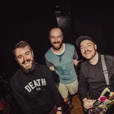 Ouça Halfway Down, assista a videoclipes, leia a biografia, veja as datas das turnês e mais!
