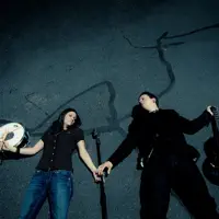 聆聽 undefined、觀看音樂影片、閱讀小傳、查看巡演日期等!