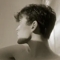 聆聽 undefined、觀看音樂影片、閱讀小傳、查看巡演日期等！