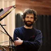 收听 undefined、观看音乐视频、阅读小传、查看巡演日期等 ！