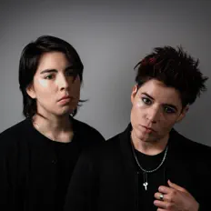 Dengarkan Frank's White Canvas, tonton video musik, baca bio, lihat tanggal tur & lainnya!