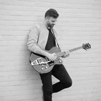 Poslechněte si interpreta undefined, sledujte hudební videa, přečtěte si životopis, podívejte se na data turné a další informace.