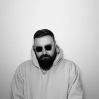 Luister naar undefined, bekijk muziekvideo's, lees de bio, bekijk de tourdata, en meer!