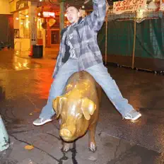 收听 Meme Music、观看音乐视频、阅读小传、查看巡演日期等 ！