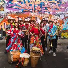 La Descargaを聴いたり、ミュージックビデオを鑑賞したり、経歴やツアー日程などを確認したりしましょう！