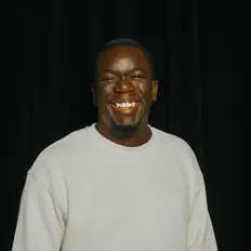 Hör dir Medi Kay an, schau dir Musikvideos an, lies die Biografie, finde Tourdaten und mehr!