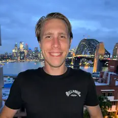 Andrew Simpson सुनें, म्यूज़िक वीडियो देखें, बायो पढ़ें, दौरे की तारीखें और बहुत कुछ देखें!