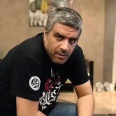 Poslechněte si interpreta Azpak, sledujte hudební videa, přečtěte si životopis, podívejte se na data turné a další informace.