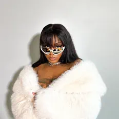 Liza Monet dinle, müzik videolarını izle, biyografisini oku, tur tarihlerini ve daha fazlasını gör!