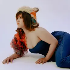 CHiLi GiRLを聴いたり、ミュージックビデオを鑑賞したり、経歴やツアー日程などを確認したりしましょう！