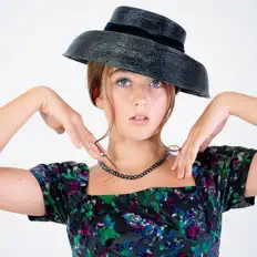 聆聽 Bella Beau、觀看音樂影片、閱讀小傳、查看巡演日期等！