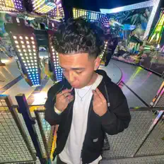 Dengarkan jay galvxn, tonton video musik, baca bio, lihat tanggal tur & lainnya!