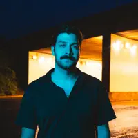 Poslechněte si interpreta undefined, sledujte hudební videa, přečtěte si životopis, podívejte se na data turné a další informace.