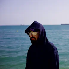 Turtle सुनें, म्यूज़िक वीडियो देखें, बायो पढ़ें, दौरे की तारीखें और बहुत कुछ देखें!