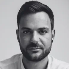 Meanetik dinle, müzik videolarını izle, biyografisini oku, tur tarihlerini ve daha fazlasını gör!