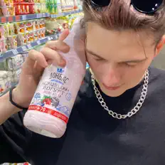 聆聽 Alpha revo、觀看音樂影片、閱讀小傳、查看巡演日期等！