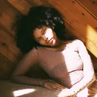 聆聽 undefined、觀看音樂影片、閱讀小傳、查看巡演日期等！